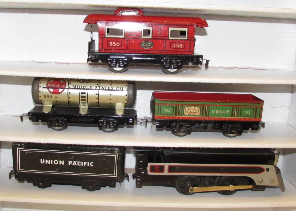 MARX TRAIN SET ENGINE TENDER CARS CABOOSE: 48.50 MARX TRAIN LOCOMOTIVE SET. 1930's - #396 ENGINE 0-4-0, #951 TENDER, #552 GONDOLAS CAR, #553 TANK CAR & #556 CABOOSE.