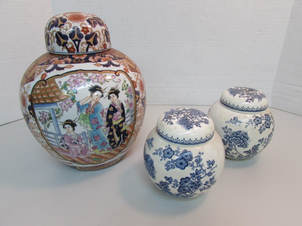 4 CHINESE GINGER JARS MASON IMARI: 208.3 3 GINGER JARS MASON & IMARI. LARGE JAR MEASURES 11". SMALL JARS MEASURE 6"