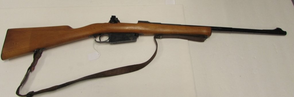 MAUSER 1891 ARGENTINO BERLIN RIFLE: 118.107 1891 MAUSER LONG GUN. MODELO ARGENTINO MADE IN BERLIN. 7.65 CALIBER. WOOD STOCK, METAL BUTTPLATE, ADJUSTABLE PEEP HOLE SIGHTS, LEATHER SHOULDER SLING, 22.5" BARREL, 41.25" OVERALL. (NO BOLT)
