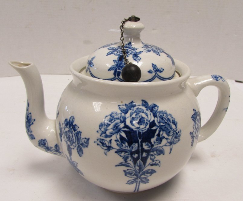 TEAPOT BUFFALO POTTERY ARGYLE 1914 BLUE ROSE: 2.0 BLUE ROSE TEA POT. BOTTOM MARKED "BUFFALO ARGYLE 1914". ATTATCHED TEA STRAINER AT BOTTOM OF LID IS MARKED "PAT'D NOV. 6 1909 GREAT BRITAIN.