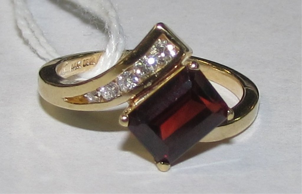 1CT GARNET & .20CT DIAMOND RING 14K YELLOW GOLD: 2.0 SIZE 5.5. 7MM X 5MM GARNET GEMSTONE WITH 5 ROUND DIAMONDS