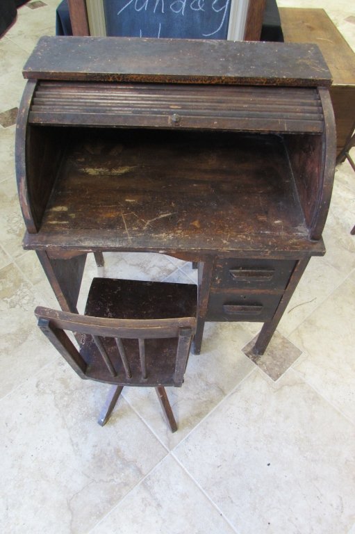 OAK ROLL TOP DESK & CHAIR CHILD'S WOOD ANTIQUE: 2.0 VINTAGE CHILD'S WOODEN ROLL TOP 35" TALL 2 DRAWER DESK & SWIVEL 27" TALL CHAIR.
