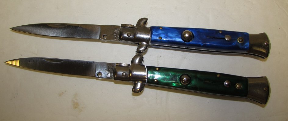 STILETTO AUTOMATIC KNIVES SOLIGEN ROSTFREI: 212.0 AUTOMATIC STILETTO SWITCHBLADE KNIFE LOT (2) 440 STAINLESS SOLIGEN, ROSTFREI. EACH 8.75" LONG, 3" BLADE. PEARL BLUE & GREEN.