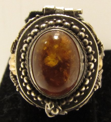 STERLING SILVER POISON RING AMBER: 118.134 ANTIQUE VICTORIAN STERLING POISON RING PILL BOX, AMBER STONE, GOLD TONE SIDES. SIZE 7 1/4. (ONE GOLD PIECE HAS DENT.