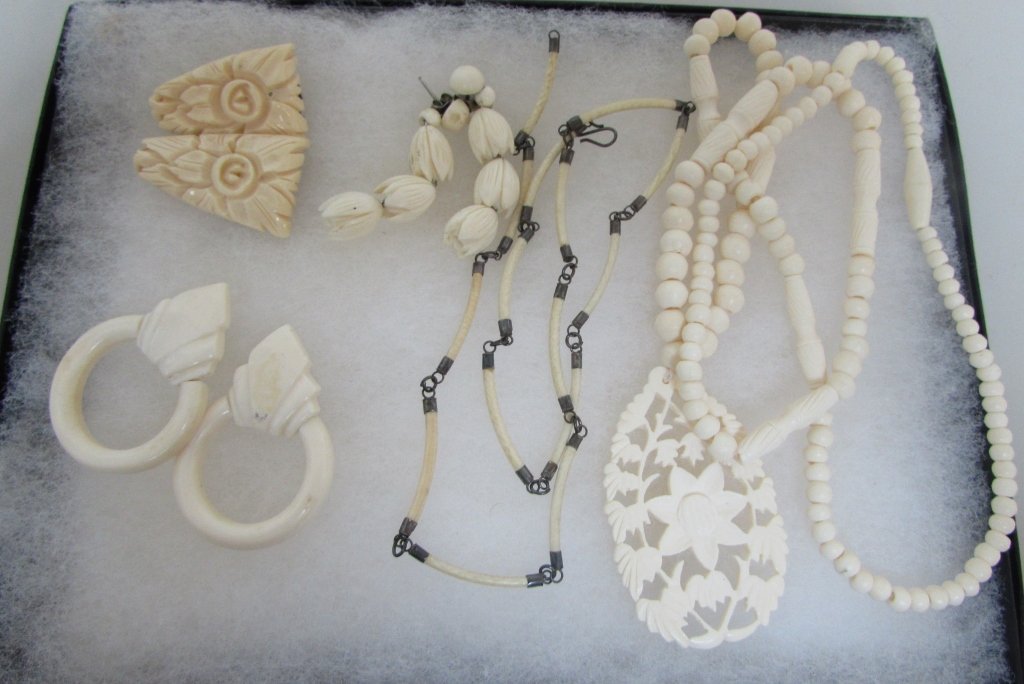 8PC IVORY JEWELRY NECKLACE EARRINGS SWEATER CLIP: 2 NECKLACES, 2 EARRINGS AND 1 SWEATER CLIP