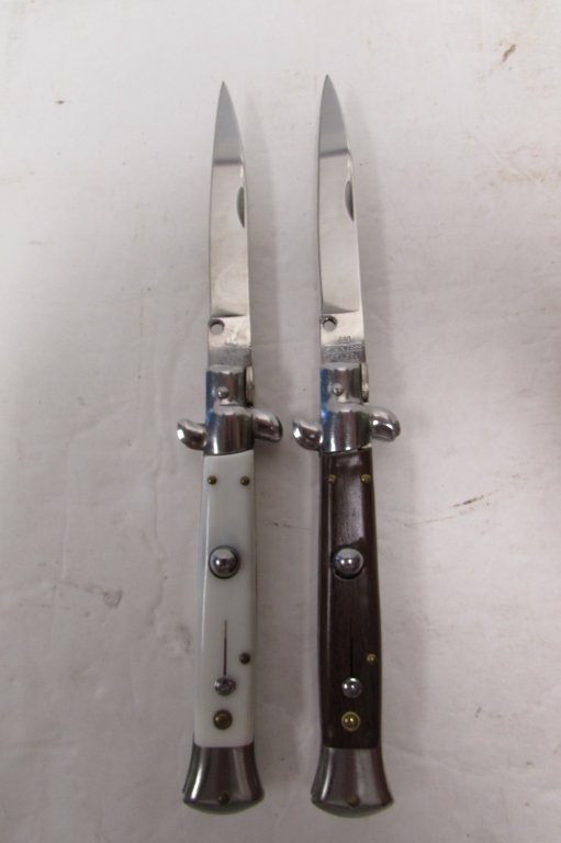 STILETTO AUTOMATIC KNIVES MILANO SOLINGEN SWITCH: 212.0 SWITCHBLADE (2) AUTOMATIC FOLDING KNIVES MILANO, SOLINGEN STAINLESS. EACH 8 11/16" LONG, 3 1/4" BLADES. MADE IN ITALY