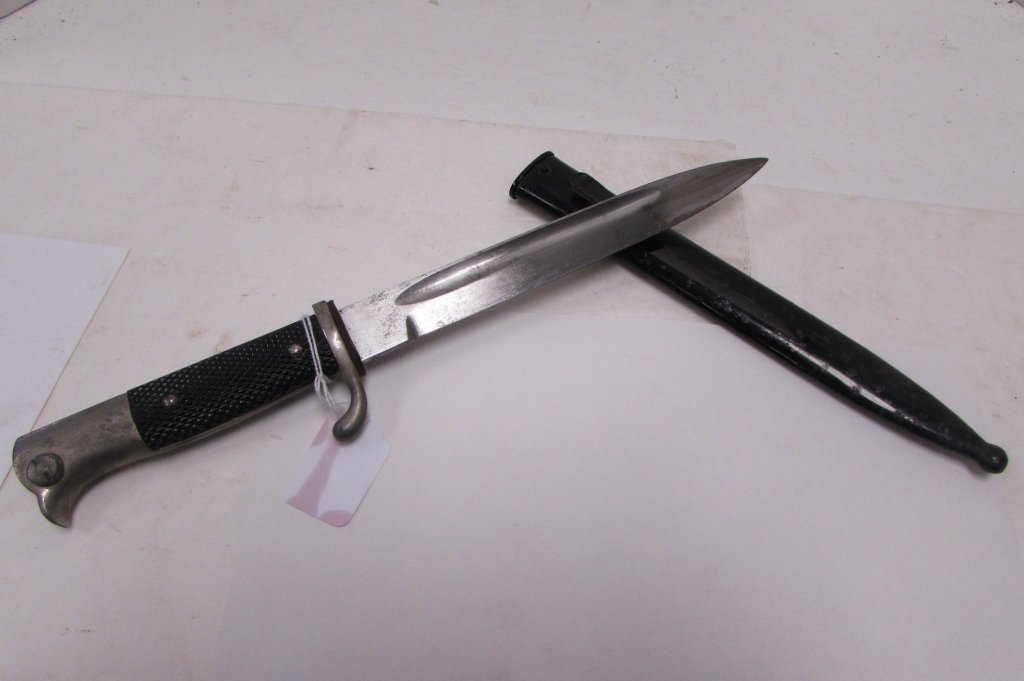 GERMAN BAYONET GUSTAV SPITZER SOLINGEN & SCABBARD: GERMAN BAYONET. EAGLE HEAD POMMEL. 8" BLADE, 12 5/8" OVERALL.