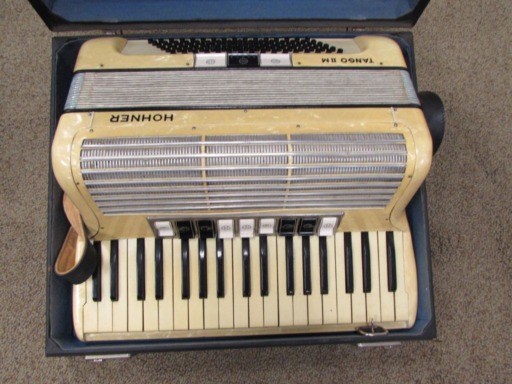HOHNER TANGO II M ACCORDION IN CASE