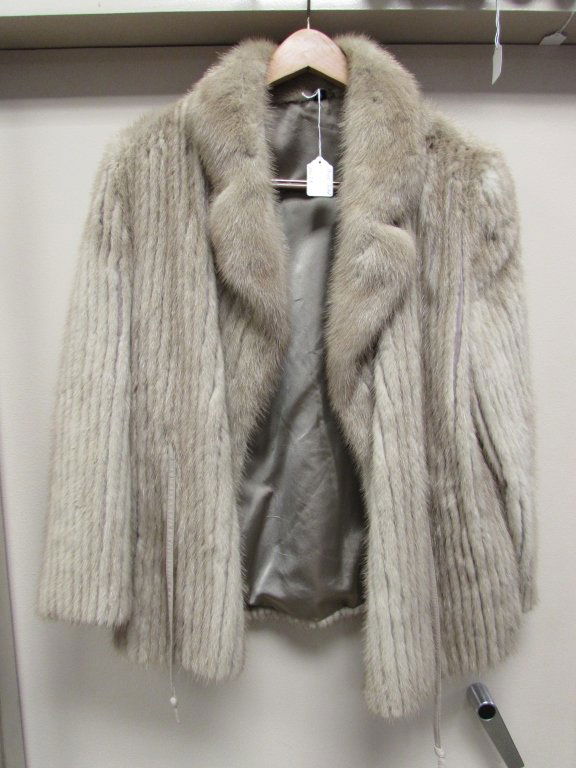 MINK FUR JACKET SIZE 16 BEMBERG LINING: 214.10 MINK SKIN JACKET COAT. SIZE 16. BEMBERG LINING.