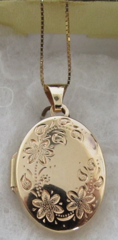 14K GOLD LOCKET & CHAIN NECKLACE: 136.78 LOCKET MEASURES 1"