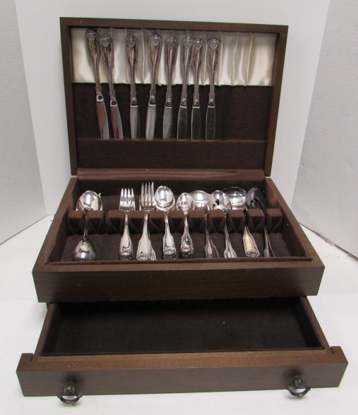 48PC FIDDLE COMMUNITY PLATE SILVER FLATWARE BOX: 272.23 FIDDLE COMMUNITY SILVER PLATE FLAT WARE SET IN WOOD BOX. 48 PIECES OVERALL. BOX IS 16" x 11.5" x 5.5".