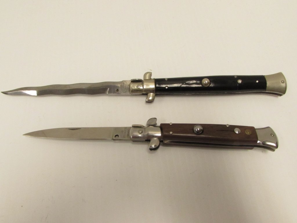 KNIVES MILANO STAINLESS KRIS STYLE AUTOMATIC: 212.0 AUTOMATIC OPEN KNIVES (2) STAINLESS MILANO SWITCHBLADE STILETTO - 4" BLADE, 9" OVERALL; EIG ITALY KRIS BLADE - 5" BLADE, 11" OVERALL. KRIS NEEDS WORK, HAS TROUBLE STAYING CLOSED. MILANO IN GOOD 