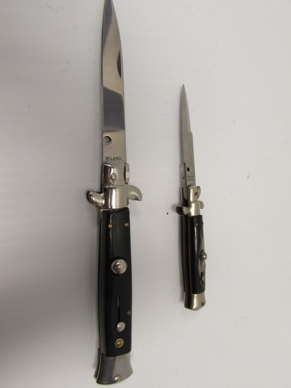 AUTOMATIC KNIVES ROSTFREI MILANO STILETTO SWITCH: 212.0 AUTOMATIC OPEN KNIVES (2) FOLDING LOCKING. ROSTFREI 2.5" BLADE, 6" OVERALL; MILANO 3.75" BLADE, 8 3/4" OVERALL. BOTH IN GOOD WORKING CONDITION. APPEARS NEW.