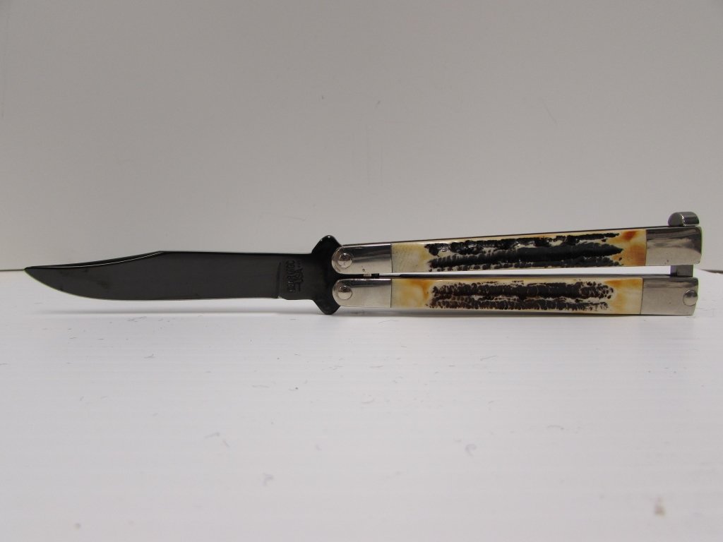 BALISONG KNIFE BUTTERFLY STAG BEAR MGC FOLDING: BEAR MGC. BALISONG/BUTTERFLY KNIFE. STAG HANDLES, LOCKING, 4" BLADE, 9" OVERALL, 5" HANDLES, MADE IN USA. IN GOOD WORKING CONDITION. APPEARS NEW.