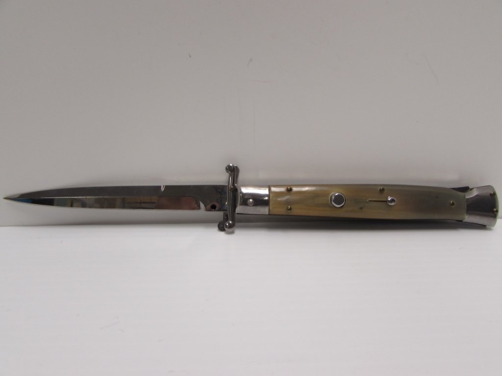 FRANK B AUTOMATIC KNIFE STILETTO SWITCHBLADE: FRANK B AUTO OPEN KNIFE. FOLDING, LOCKING. HORN HANDLE, 5" BLADE, 11" OVERALL. MADE IN ITALY. IN GOOD WORKING CONDITION. APPEARS NEW.