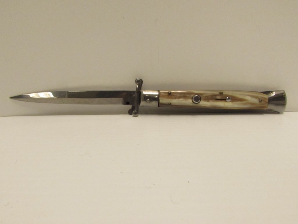 FRANK B AUTOMATIC KNIFE STILETTO SWITCHBLADE: FRANK B AUTO OPEN KNIFE. FOLDING, LOCKING. HORN HANDLE, 5" BLADE, 11" OVERALL. MADE IN ITALY. IN GOOD WORKING CONDITION. APPEARS NEW.