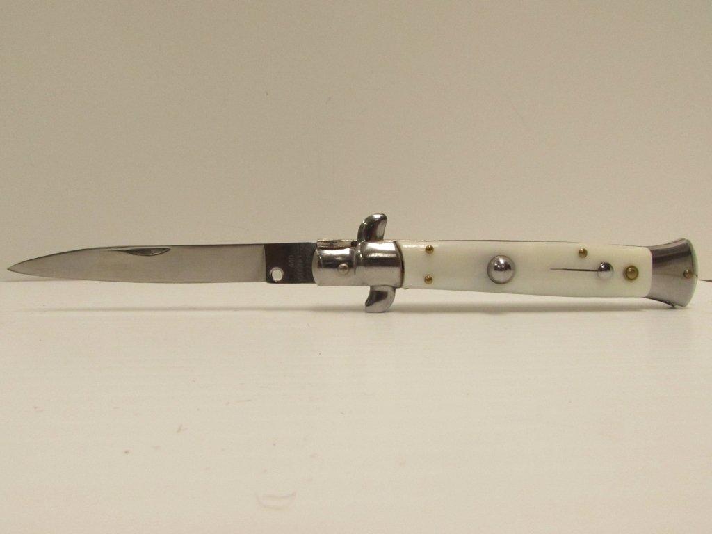 SOLIGEN AUTOMATIC KNIFE SWITCHBLADE STILETTO: 212.0 SOLIGEN AUTOMATIC KNIFE. FOLDING, LOCKING. 4" BLADE, 8.5" OVERALL. GOOD WORKING CONDITION, APPEARS NEW.