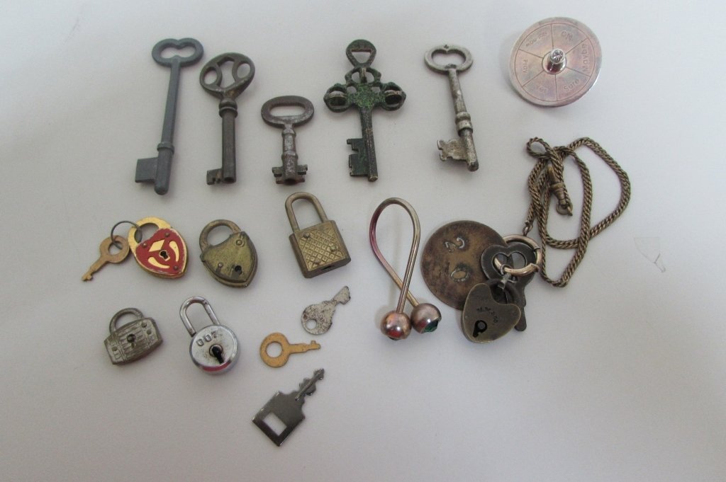 KEYS, LOCKS, KEY WATCH CHAINS: WATCH FOB NECKLACE WITH KEY & LOCK, 4 SKELETON KEYS, 5 SMALL LOCKS, 1 CLOCK KEY, 4 SMALL KEYS, 1 KEY CHAIN & A TOP.