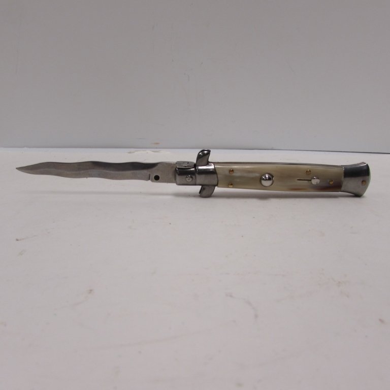 STILETTO ITALY SWITCHBLADE AUTOMATIC KNIFE HORN: 118.163 KRIS KERIS AUTOMATIC KNIFE. 4" BLADE, 8.75" OVERALL. LOCKING, HORN HANDLES, SAFETY,