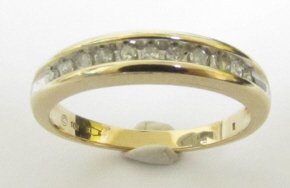 11 DIAMOND WEDDING BAND RING 10K YELLOW GOLD: 136.120 GENUINE 10K WITH 11 DIAMONDS. SIZE 7. 2.7 GRAMS