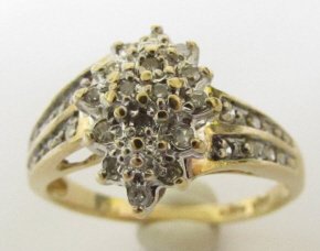 26 DIAMOND CLUSTER RING 10K YELLOW GOLD: 136.122 SIZE 7. 2.7 GRAMS.