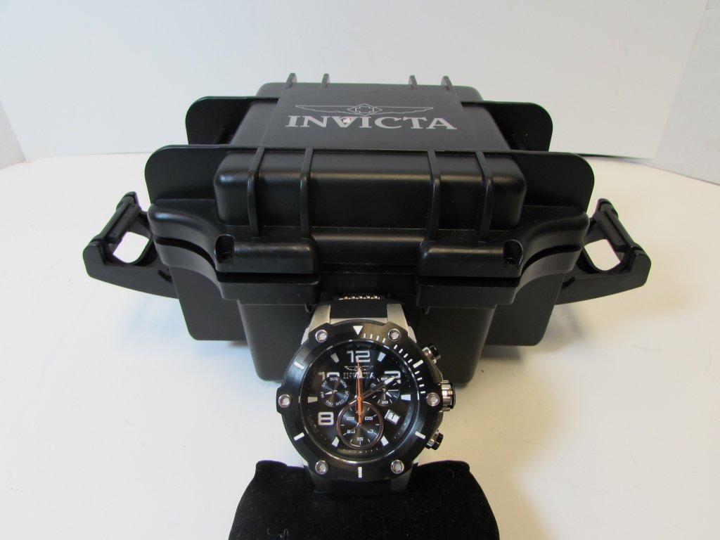 INVICTA SPEEDWAY WATCH QUARTZ & CASE NIB: INVICTA SPEEDWAY SWISS PARTS CHRONOGRAPH MODEL 19526 (INCLUDES HARD WATERPROOF/IMPACT CASE). STAINLESS STEEL CASE, SILICONE & STAINLESS BAND, FLAME FUSION CRYSTAL, SKELETONIZED BACK, 51mm CASE (EXCLUD