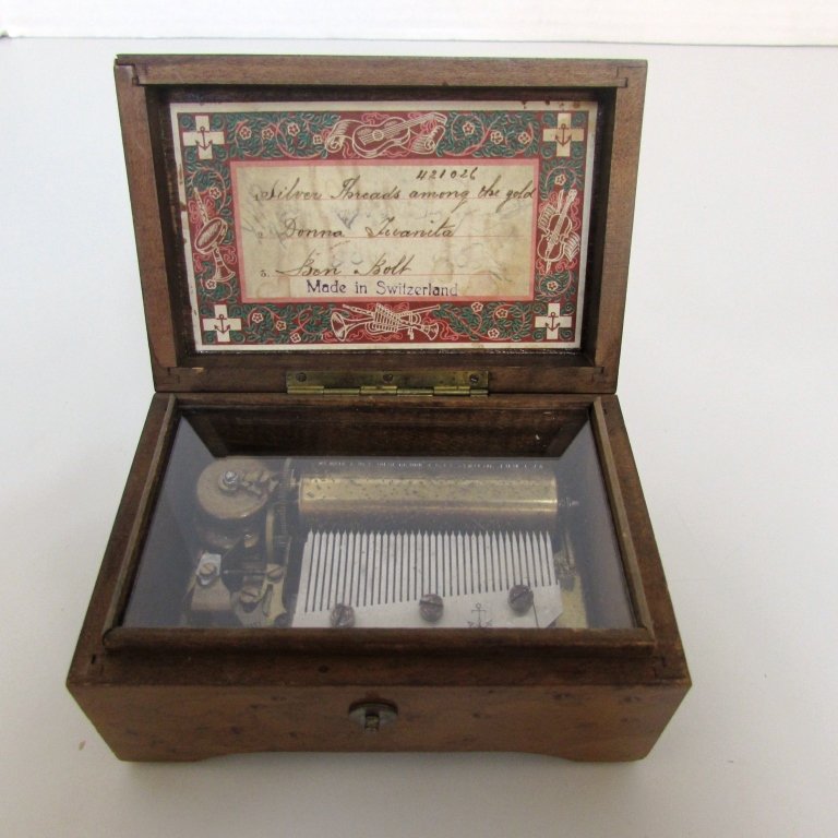 THORENS WOODEN MUSIC BOX MADE IN SWITZERLAND: ANTIQUE CIRCA 1850, PLAYS 3 SONGS. SILVER THREADS AMONG THE GOLD, DONNA TEVANITA, BON BOLT. #421026. COMB IS IN GREAT CONDITION, ALL TEETH IN TACT. WINDS AND PLAYS MUISIC.