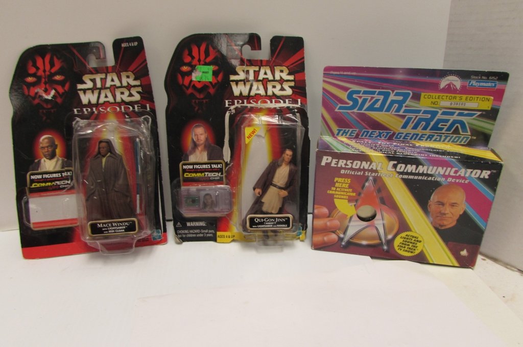 STAR WARS STAR TREK TOYS FIGURINES: TOY LOT STAR WARS MACE WINDU, QUI-GON JINN w/ LIGHTSABERS. STAR TREK PERSONAL COMMUNICATION DEVICE. ALL IN ORIGINAL OPENED BOXES.