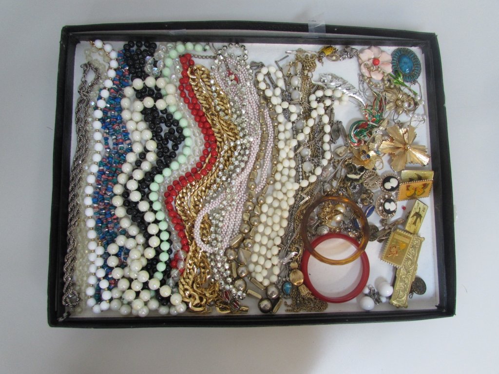 COSTUME JEWELRY LOT: INCLUDES BEADED NECKLACES, NECKLACES, PINS, BRPOOCHES, BANGLES, BRACELETS, EARRINGS
