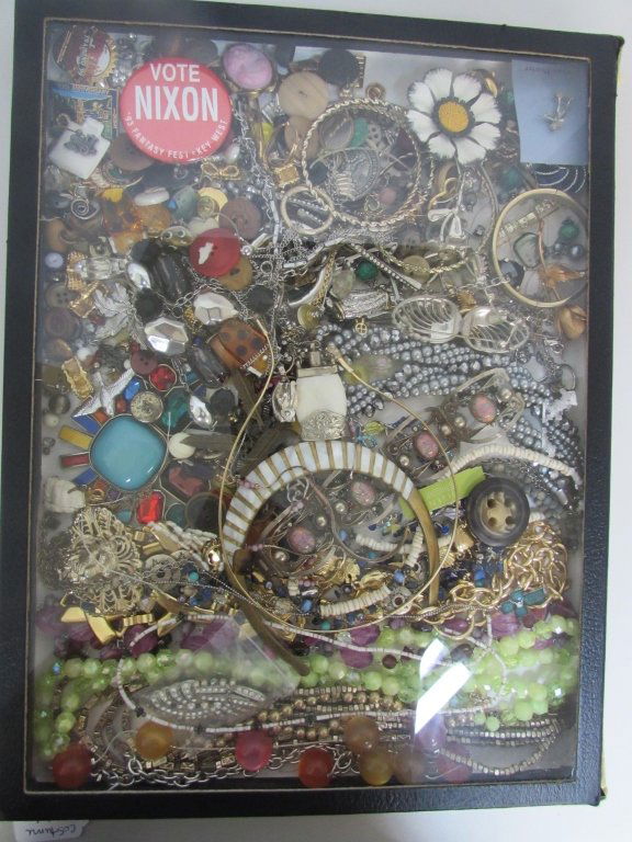 COSTUME JEWELRY LOT: INCLUDES BEADED NECKLACES, NECKLACES, PINS, BROOCHES, BUTTONS, BANGLES, BRACELETS, CHOCKERS, EARRINGS