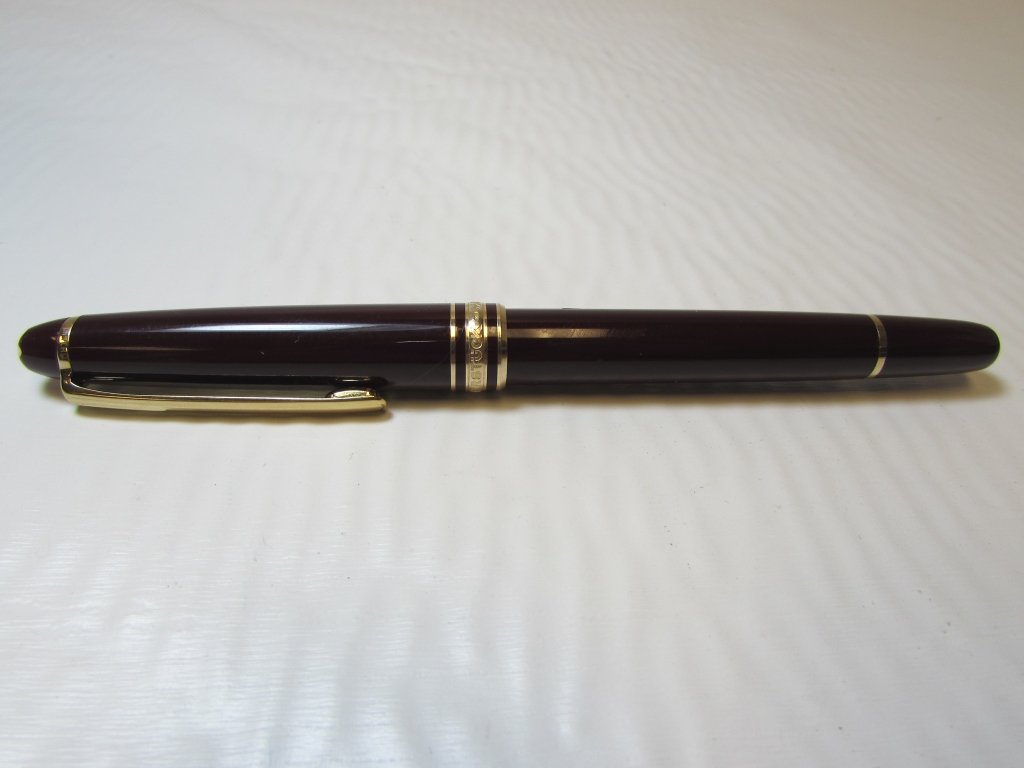 MONT BLANC PEN MEISTERSTUCK BALLPOINT 149 BURGUNDY: MONTBLANC PEN BURGUNDY BORDEAUX & GOLD. 5 3/8" LONG.