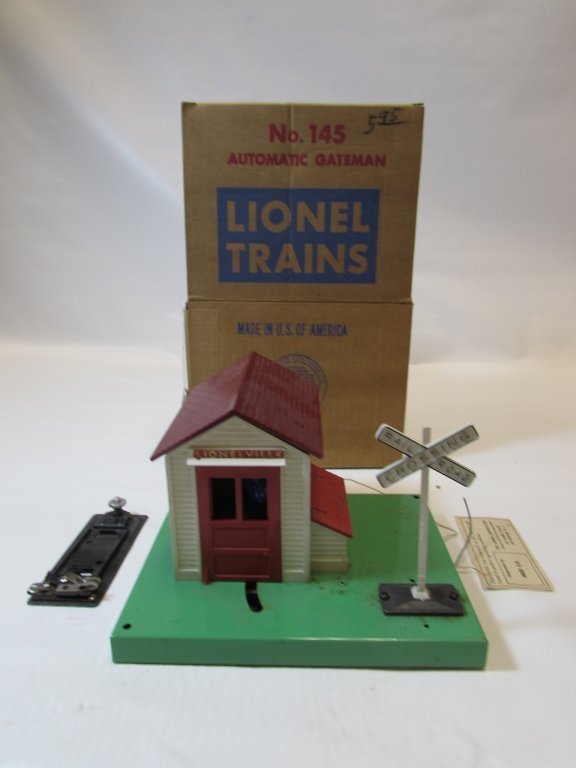 LIONEL AUTO GATEMAN & CONNECTOR 145 ORIGINAL BOX: TOY TRAIN LIONEL #145. C-8