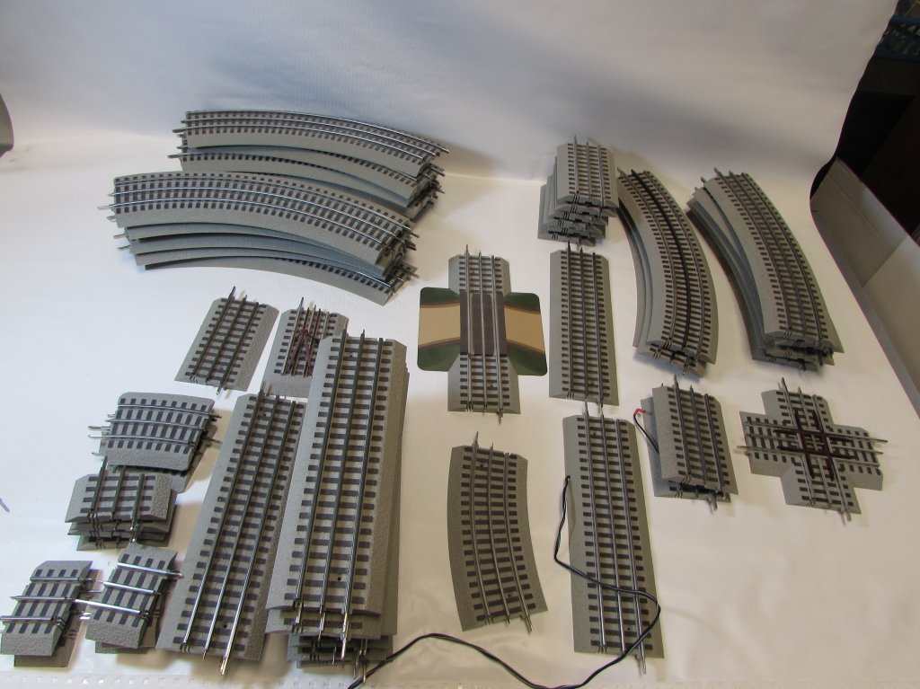LIONEL RR FASTRACK TOY TRAIN TRACK 59 pc: 52.36F RAILROAD CURVED & STRAIGHT PIECES. GRADE CROSSING, 90 DEG. CROSSING, SPRUNG LIGHTED BUMPER.