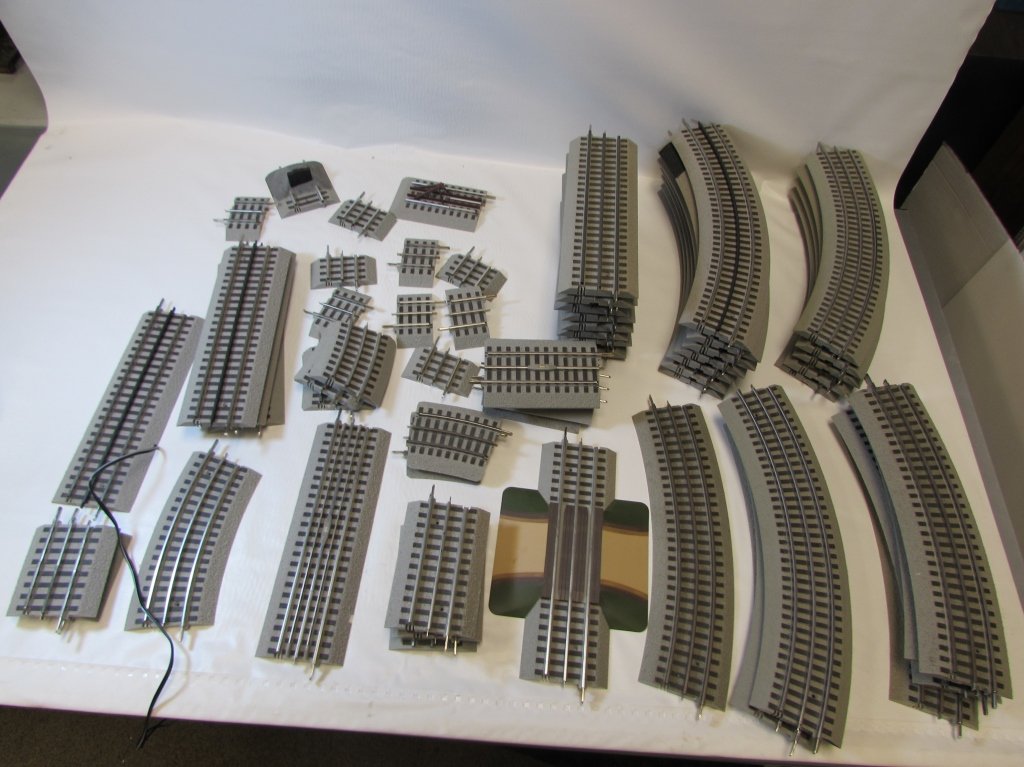 61PC LIONEL FASTRACK TRAIN TRACK SET: 52.36H TOY TRAIN TRACK STRAIGHT & CURVED PIECES. EARTHEN BUMPER, GRADE CROSSING, SPRUNG LIGHTED BUMPER, ETC. 61 PIECES.