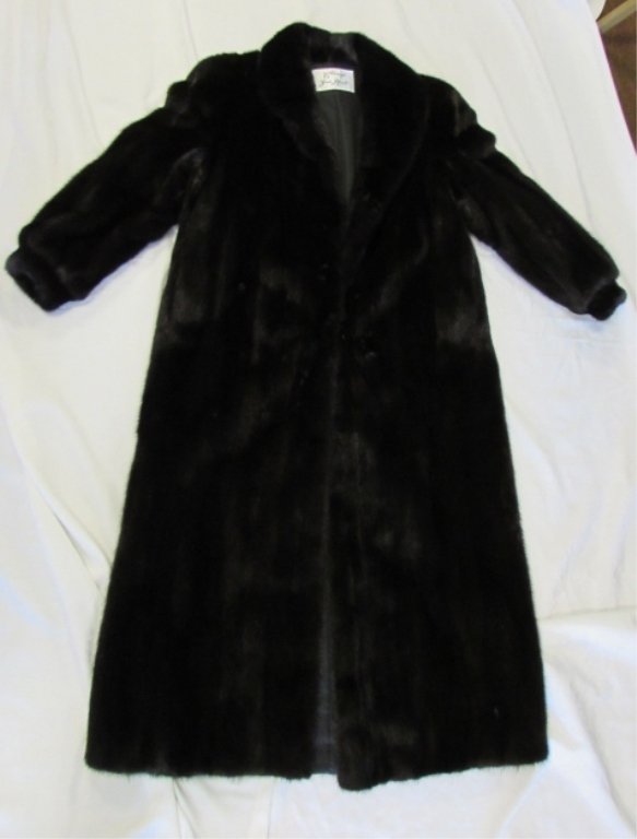 FULL LENGTH MINK COAT SIZE 10 PIERRE BELMONDO FUR: 296.2 GENUINE RANCH MINK COAT. STYLE 8888. WOMEN'S SIZE 10, 52" LONG. ORIGIN - FINLAND. $10,500 ORIGINAL MSRP.