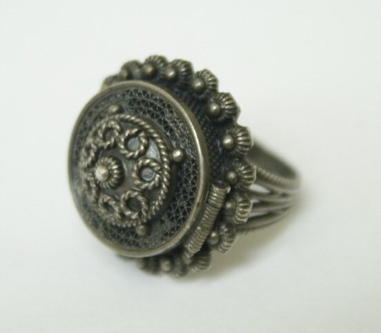 FILIGREE POISON RING 800 STERLING SILVER ANTIQUE: VINTAGE ESTATE MARKED "800", SIZE 5 1/2.