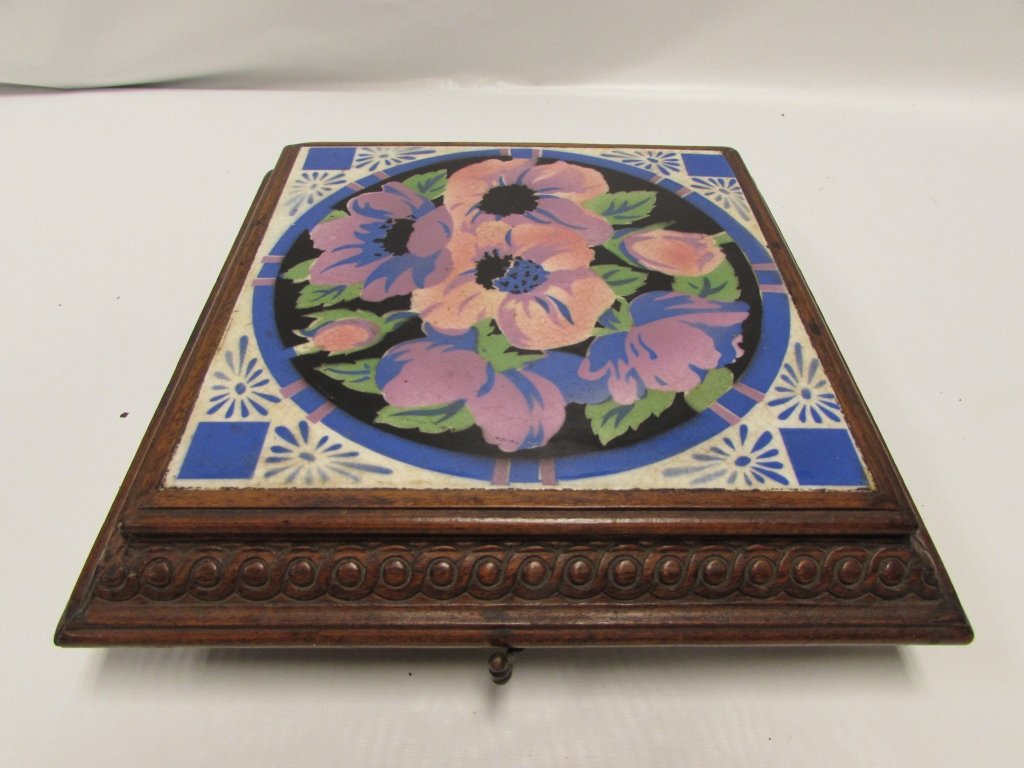 TRIVET MUSIC BOX QUIMPER TILE FRENCH PORCELAIN: 163.5 QUIMPER PORCELAIN FRENCH TILE & WOOD TRIVET/MUSIC BOX. 10.5" WIDE. 2.5" TALL.