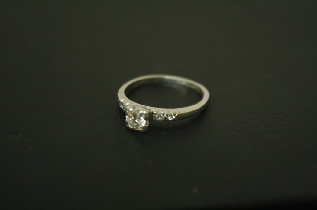 .35CT VS DIAMOND PLATINUM RING ANTIQUE SIZE 5 1/4: ANTIQUE .25CT ROUND VS CLARITY G-H COLOR CENTER DIAMOND PLUS SIDE STONES. MARK 10% IRID.