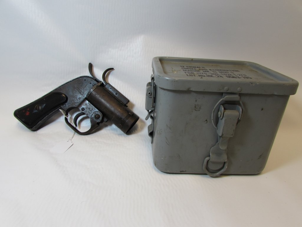 FLARE GUN & CASE PYROTECHNIC M8 WWII: 118.209 WW2 ERA. MARKED "US PROPERTY" POLY GRIPS, RAW METAL FINISH.