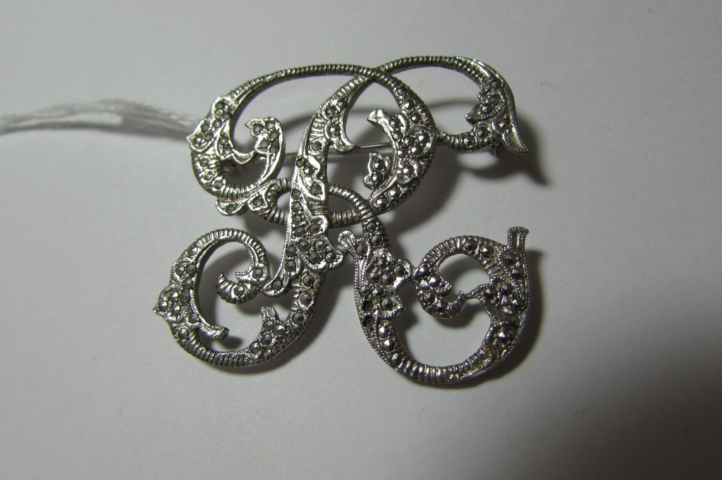 MARCASITE "R" INITIAL STERLING SILVER PIN ANTIQUE: 1 1/2" X 1 1/2" SUPER CONDITION, 2 STONES MISSING, SOME PITTING ON BACK. IF NOT FOR THESE ISSUES, LOOKS NEW, BUT ORIGINAL OLD PIECE.