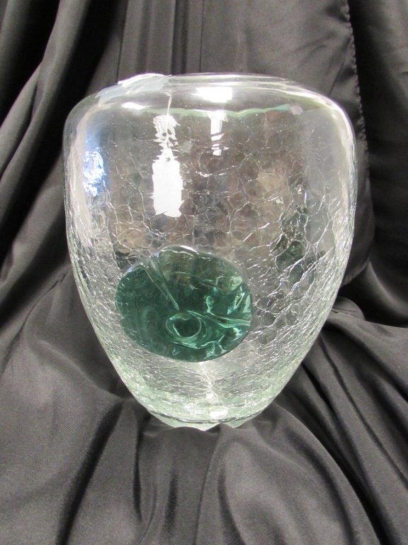 BLENKO ROSETTES JAR VASE GLASS ART CRACKLE FLORAL: 163.42 BLENKO ROSETTES (WILD ROSE) CRACKLED GLASS VASE. 10" TALL, 9" WIDE. EXCELLENT CONDITION. NO CHIPS OR CRACKS.