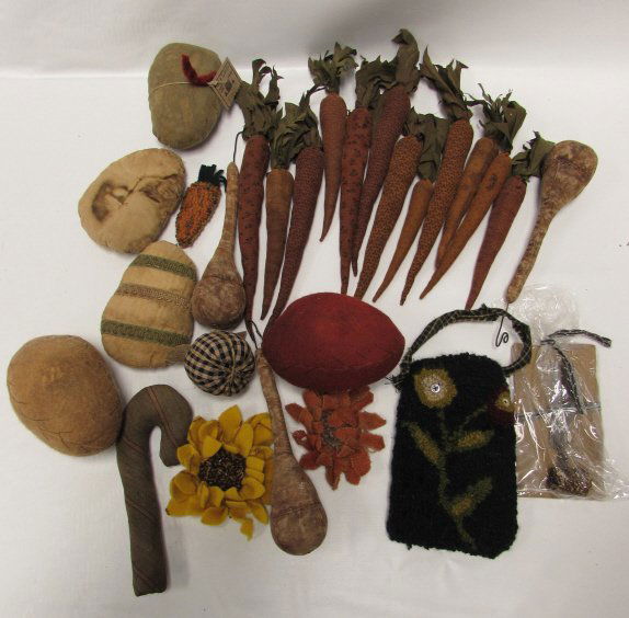 20 HAND STITCH FOLK ART STITCHING PIPE COLLECTIBLE: LOT OF STITCHED CLOTH PIECES. CARROTS, POTATOES, SUNFLOWER, CANDY CANE, ETC. CORN COB PIPE. 20 pc.
