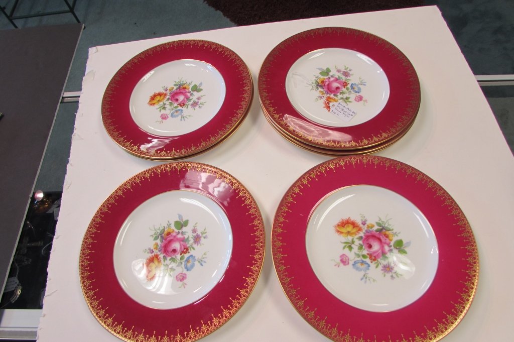 8 MINTON PLATES X599 10 1/2" RED & GOLD FLORAL: 326.2. EIGHT DINNER PLATES SIGNED "MINTONS ENGLAND". SHOW WEAR.