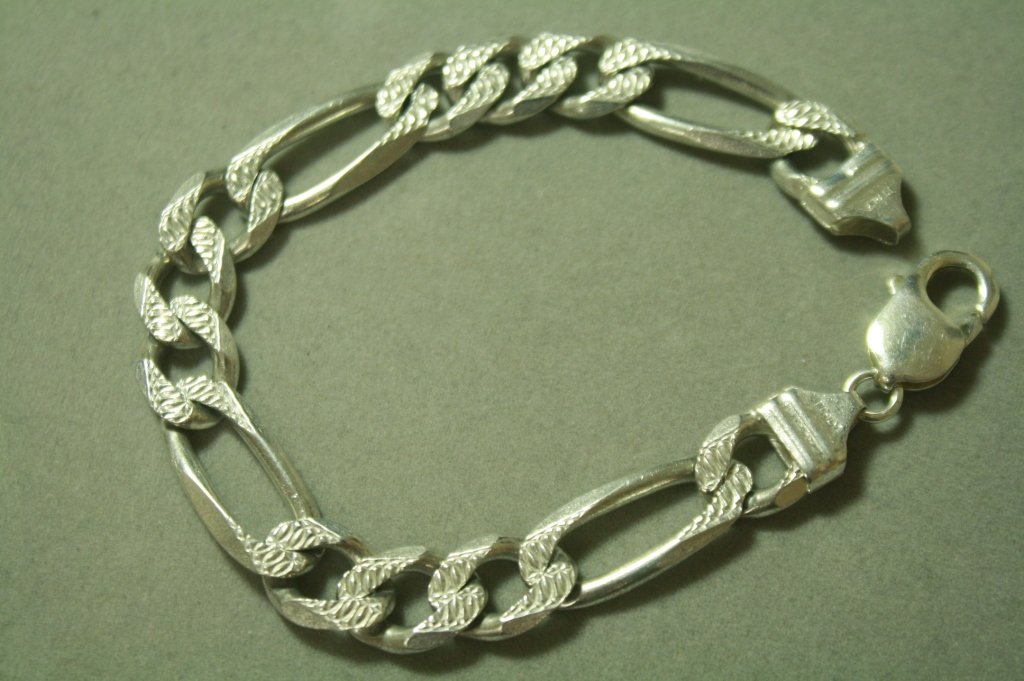 8" FIGARO LINK CHAIN BRACELET STERLING SILVER 30G: 8 1/2 " LONG X 1/2" GREAT ESTATE CONDITION. SMOOTH ON ONE SIDE. BARK FINISH ON THE OTHER SIDE.