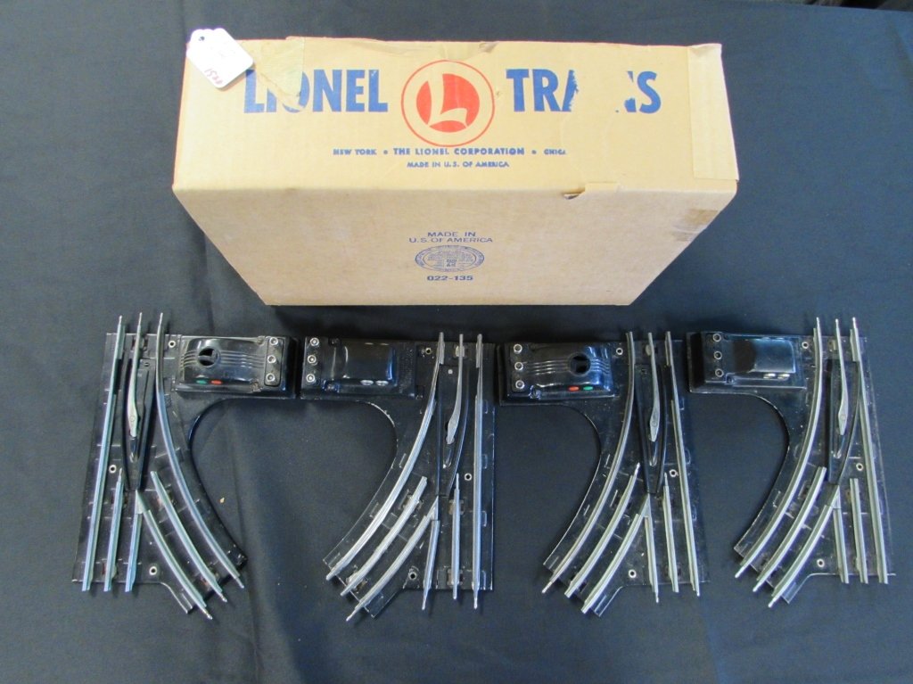 LIONEL TOY TRAIN RR SWITCHES LEFT RIGHT BOX: 4 LIONEL SWITCHES IN BOX. (ORIGINAL LIONEL BOX, ALTHOUGH NOT ORIGINAL FOR THESE PARTICULAR PIECES).