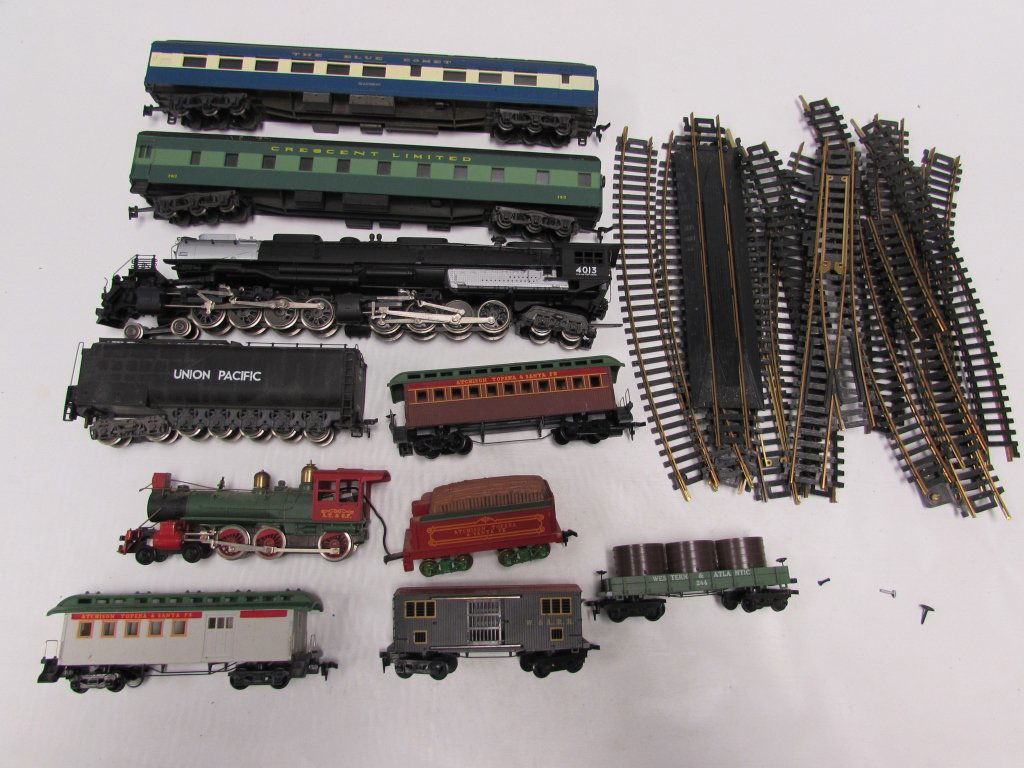 25P TOY TRAIN RR ENGINE CARS TRACK AT SF UNION PAC: 25 pc TOY TRAIN LOT. ATCHISON TOPEKA & SANTA FE ENGINE, CAR, & TENDER, UNION PACIFIC 4013 ENGINE & TENDER, CRESCENT LIMITED, BLUE COMET CARS. 15 TRACK PIECES, CURVED & STRAIGHT. 3.5" - 11.5" LONG. GOO