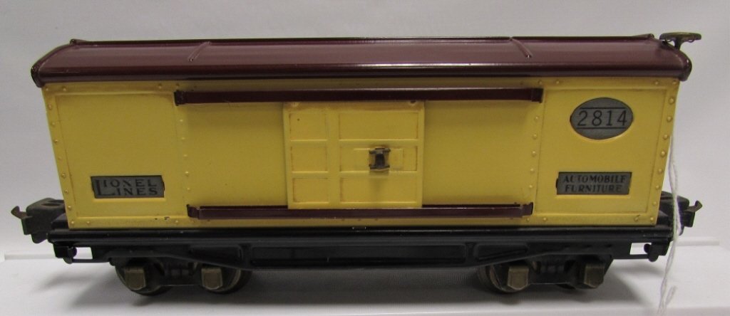 LIONEL TRAIN BOX CAR 2814 RR AUTOMOBILE FURNITURE: 338.8A MAROON & CREAM 1938- 42 RR LAST OF THE TINS C-9. LIONEL TOY TRAIN 2814 RAILROAD AUTO FURNITURE CAR. GOOD CONDITION. 11" LONG, 4" TALL.