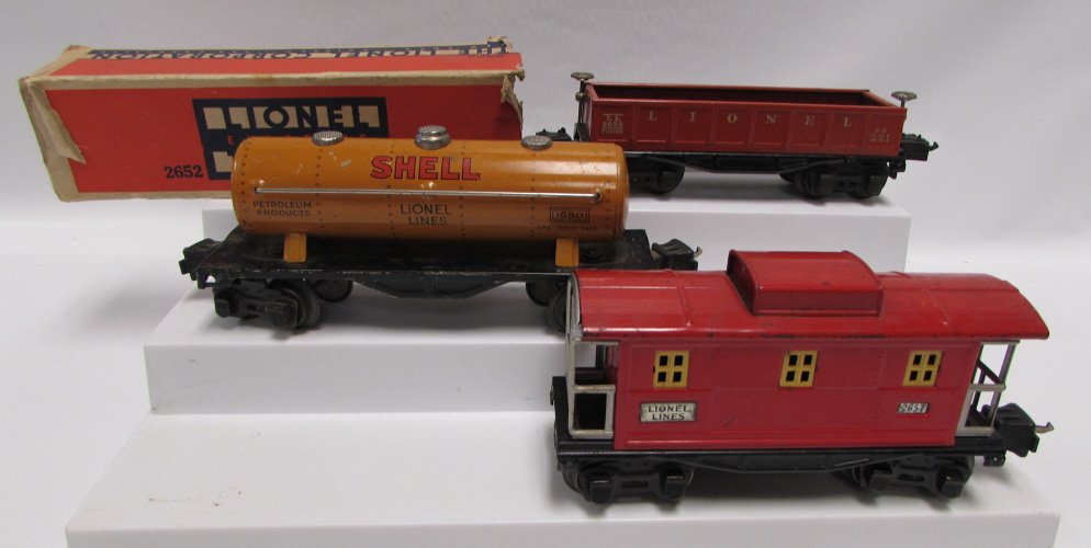 3 LIONEL RR TRAIN CAR 1680 SHELL, 2652 W BOX, 2657: 338.8C LIONEL RAILROAD TOY TRAIN CAR LOT CIRCA 1930. #1680 SHELL TANKER, #2652 GONDOLA W BOX, #2657 CABOOSE. EXCELLENT CONDITION. 8" LONG.