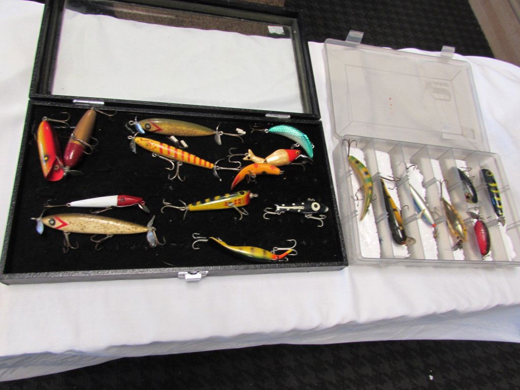19 FISHING LURES JITTERBUG BINGO ETC IN CASES: 341.1 LURES TRUE TEMPER SHAD, T4, DALTON SPECIAL, & MORE. 19 PIECES. 2" - 4" LONG.