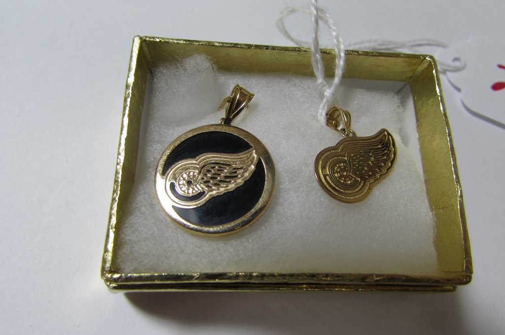 2 REDWING PENDANTS 14K GOLD HOCKEY DETROIT: 136.156. TWO 3/4" WIDE NHL TEAM LOGO CHARMS, ONE WITH ONYX. BOTH EXCELLENT CONDITION.